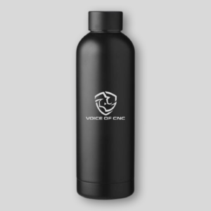Eine schwarze, matte Aluminiumflasche mit dem Voice of CNC Logo aufgedruckt.