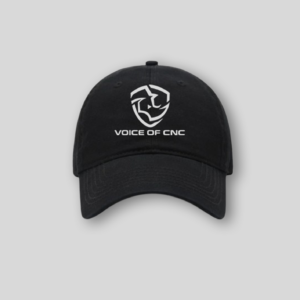 Eine schwarze Cap mit dem Voice of CNC Logo vorne aufgedruckt.